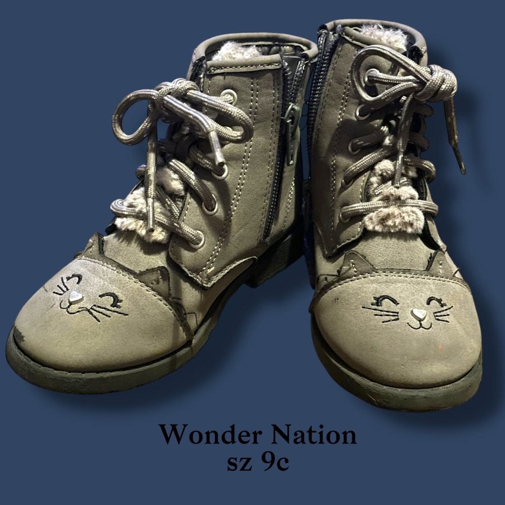 💙4/$28💙 Wonder Nation Gray Boots with Rubber Sole and Minimalist Design
